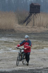 Některé úseky trasy byly prostě nesjízdné. O tom se přesvědčil i cyklista Karel Bejček. Foto L. Kadava