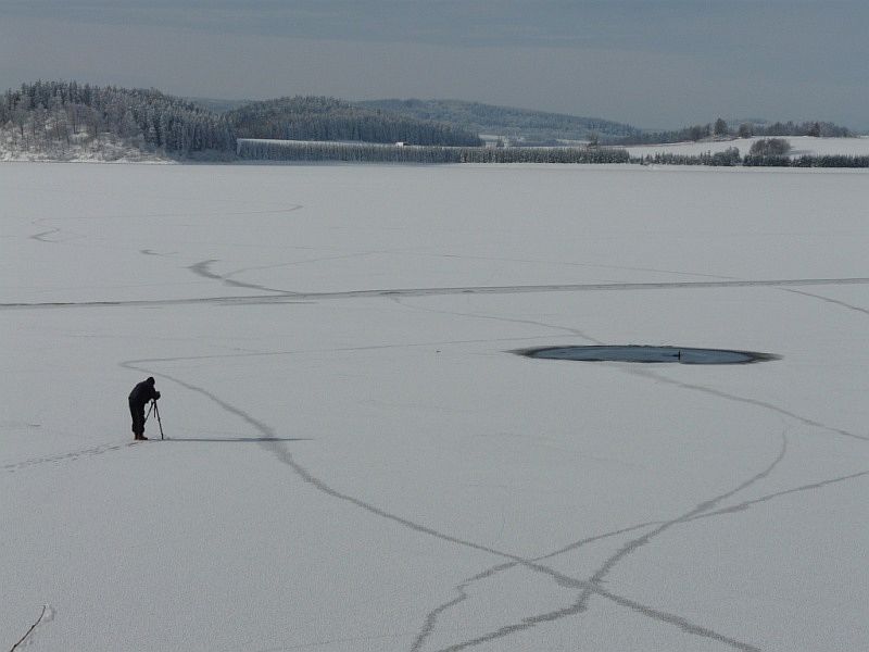 Autor článku při focení potáplice. Foto - Jiří Šafránek. 20100128e