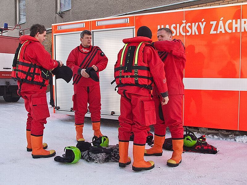 Bruntálští hasiči se připravují na akci. Foto - Štěpán Mikulka. 20100128g