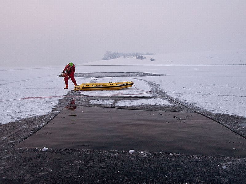 Budování ranveje pro potáplici. Foto - Štěpán Mikulka. 20100128h